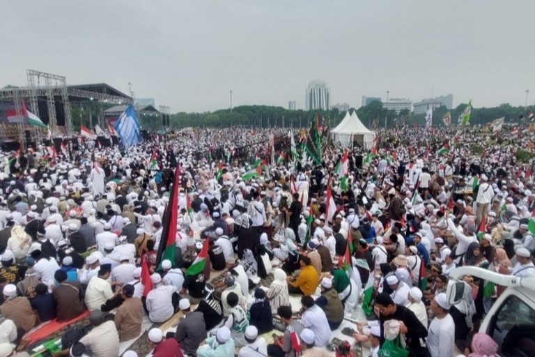 Ribuan Massa Munajat Reuni 212 di Monas Doakan Kemerdekaan Palestina