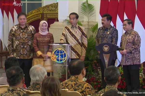 Presiden Jokowi Luncurkan dan Serahkan Sertifikat