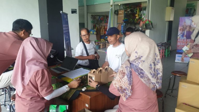 BPJS Ketenagakerjaan Surabaya Darmo Lakukan Aktivasi Pasar KKBC di Fresh Market Kutisari