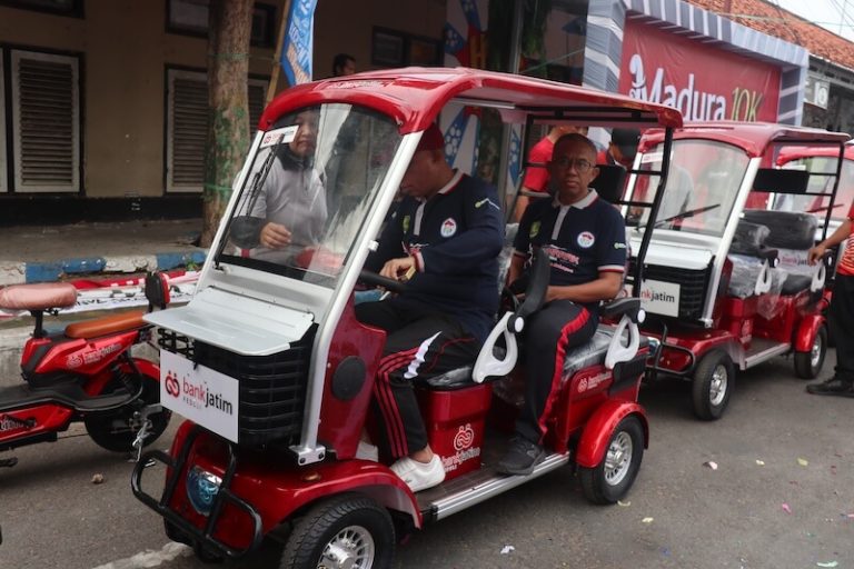 Bank Jatim Salurkan CSR ke Pemkot Mojokerto dan Sumenep untuk UMKM