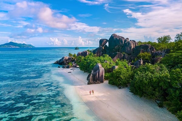 Daftar Caption Pantai Singkat yang Kekinian