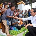 Presiden Jokowi Kunjungi Pasar Danga, Cek Harga Hingga Beli Mangga dan Tempe.