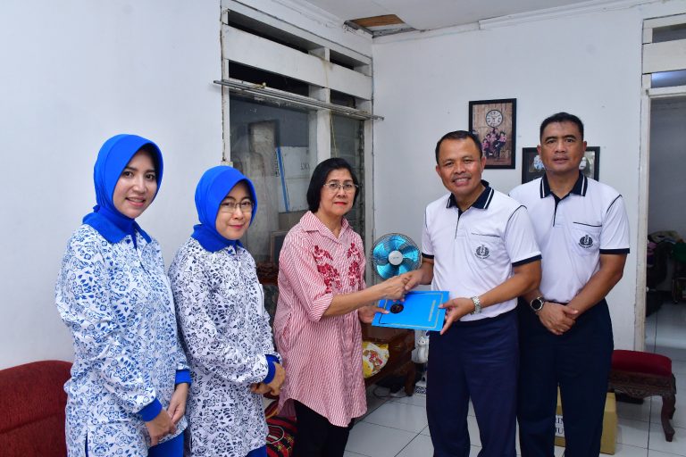 Anjangsana Jumat Berkah, Danpuspenerbal Kunjungi Tiga Keluarga Warakauri