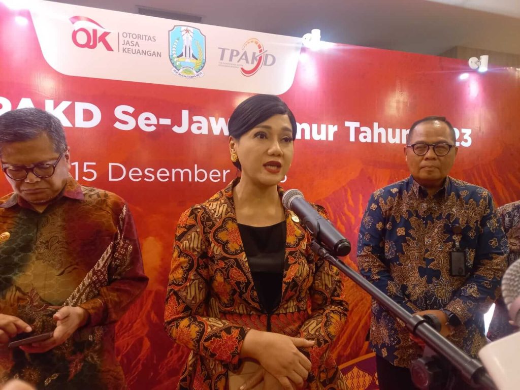 Gubernur Khofifah OJK