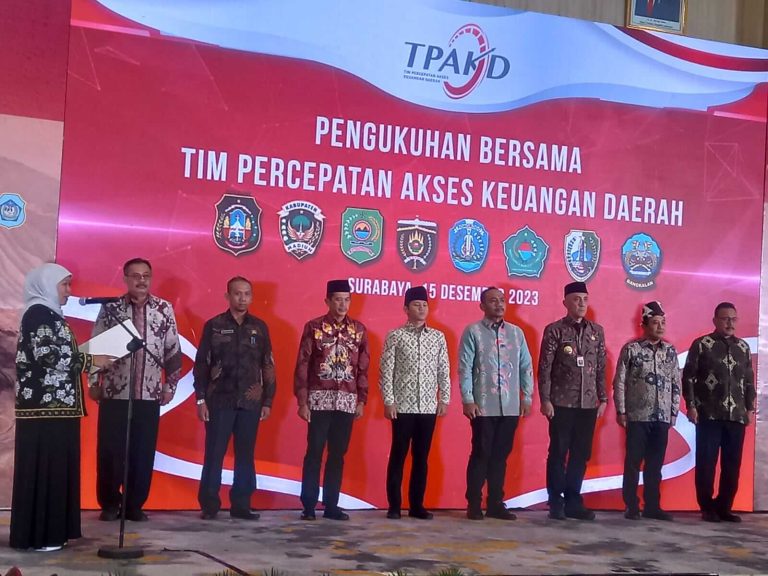 Gubernur Khofifah OJK