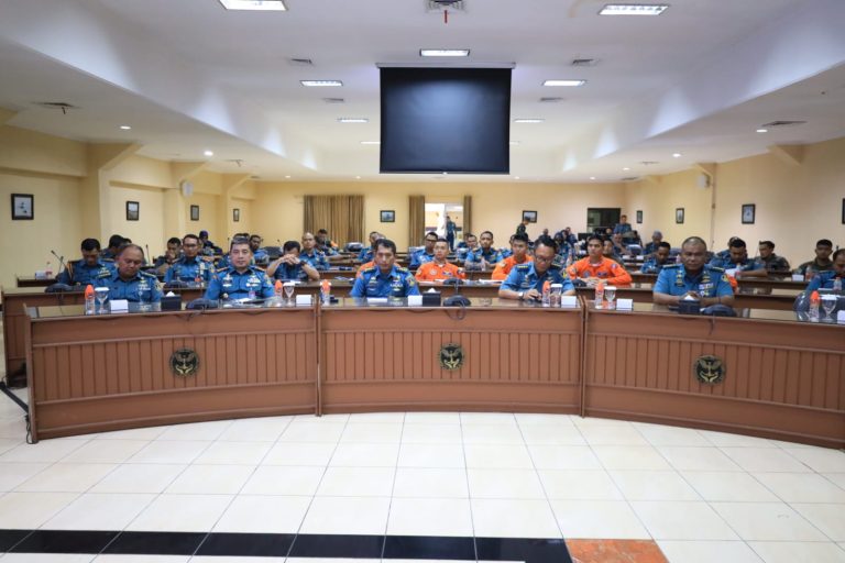 Puluhan Pilot Puspenerbal Terima Sosialisasi Hukum dan Promosi Pasca Sarjana FH UHT