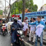 TKD Jatim Bagikan Ribuan Nasi Kotak Gratis dan Kaus Prabowo-Gibran.