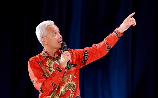 Ganjar Kenakan Baju Batik Naga