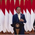Momen Jokowi Pakai Dasi Kuning saat Bertolak ke Jepang, Jawabannya Bikin Tertawa