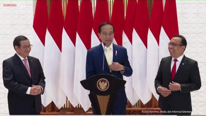 Momen Jokowi Pakai Dasi Kuning