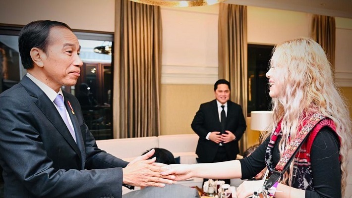 Cerita Celine Bermain Ukulele 