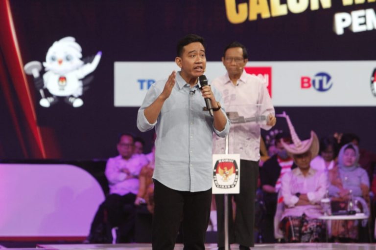 penampilan gibran debat