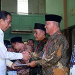 Serahkan Sertifikat Wakaf, Presiden Jokowi: Agar Tidak Terjadi Sengketa Lahan