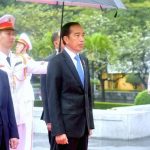 Presiden Jokowi Kunjungi Monumen Pahlawan dan Mausoleum Ho Chi Minh di Hanoi.