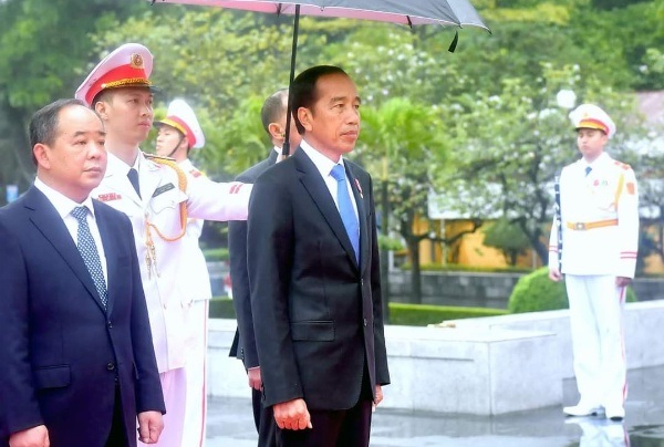 Presiden Jokowi Kunjungi Monumen Pahlawan