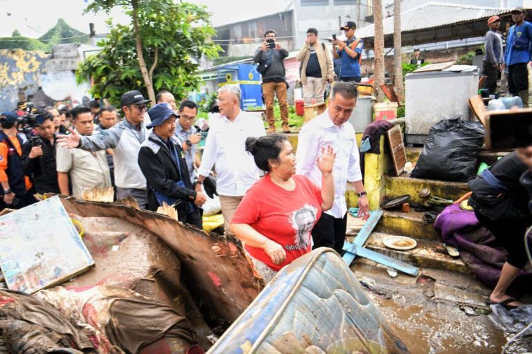 Pj Gubernur Jabar Tinjau Banjir Bandang Braga, Beri Bantuan untuk Warga Terdampak
