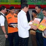 Serahkan Bantuan Gagal Panen di Grobogan, Presiden Jokowi Harap Petani Segera Tanam Padi