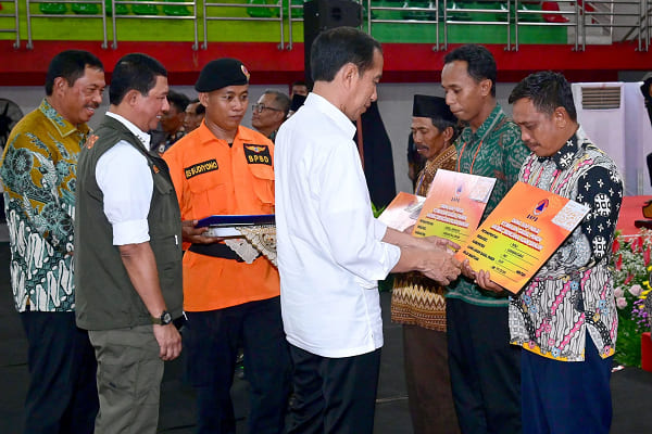 Serahkan Bantuan Gagal Panen di Grobogan