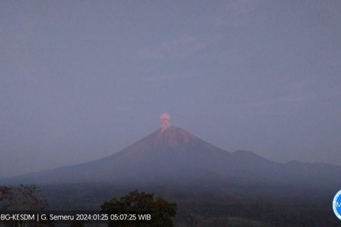 Gunung Semeru Erupsi