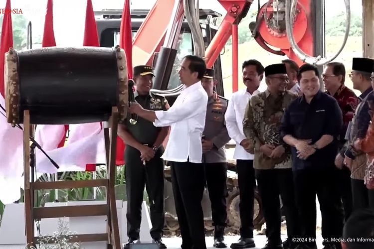 Presiden Jokowi Letakkan Batu Pertama Masjid Negara di IKN, Kapasitas 61.000 Jamaah