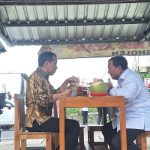 Momen Presiden Jokowi dan Menhan Makan Bakso di Warung Pinggir Jalan