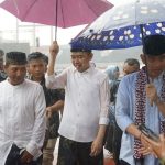 Gibran Terima Gelar Warga Kehormatan LSN, Rela Hujan-Hujan Sapa Jamaah Sholawat
