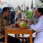 Momen Presiden Jokowi dan Menhan Makan Bakso di Warung Pinggir Jalan.