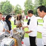 Beli Produk Nasabah Mekaar, Presiden Jokowi: Sangat Bagus dan Kompetitif