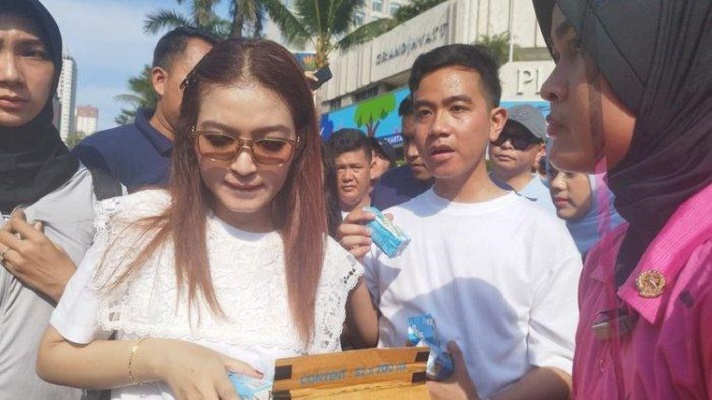 Gibran Langgar Aturan Bagikan Susu di CFD