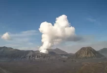Asap Tebal Gunung Bromo
