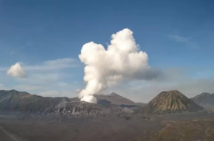 Asap Tebal Gunung Bromo