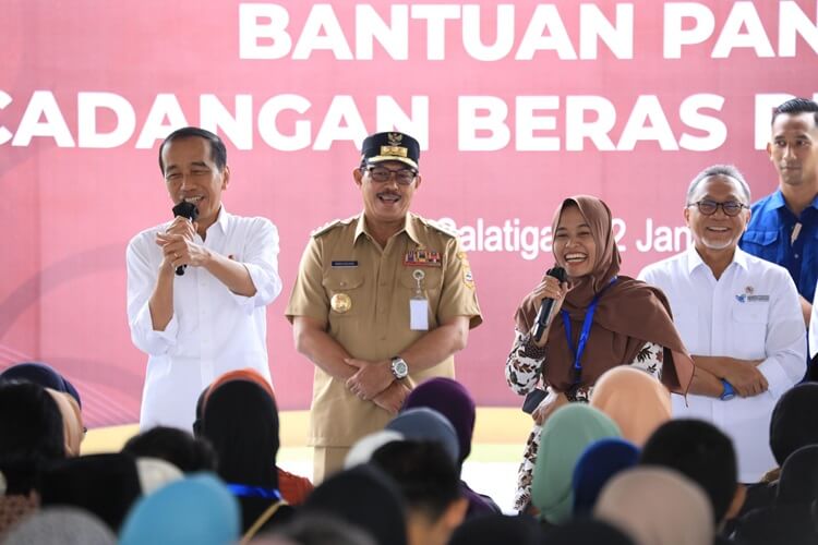Pj Gubernur Jateng dan Presiden Jokowi Salurkan Bantuan Pangan ke Warga Salatiga