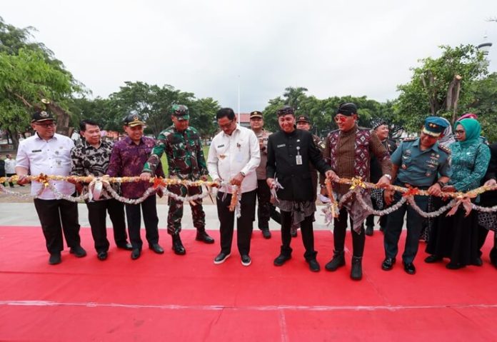 Pj Gubernur Jateng Nana Sudjana meresmikan Alun-Alun Kabupaten Brebes, Kamis (25/1/2024).
