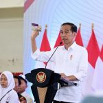 Serahkan Bantuan Program Indonesia Pintar, Presiden Jokowi: Semua Harus Sekolah