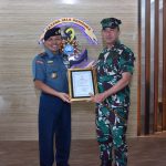 Kunjungi Kodiklatal, Komandan Puspenerbal Semati Komandan Kodiklatal Brevet Kehormatan Penerbangan