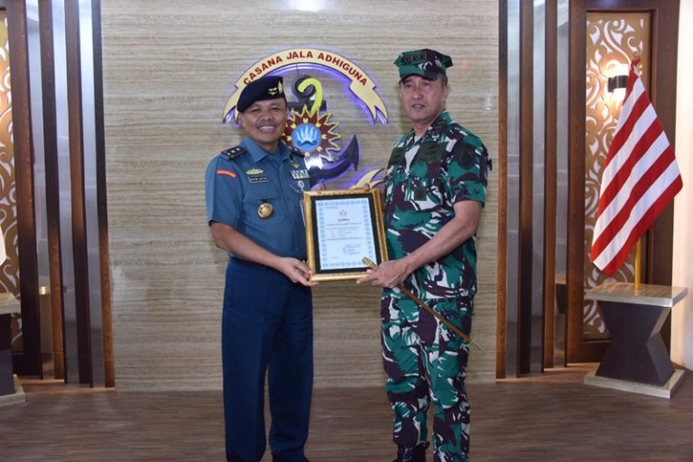 Kunjungi Kodiklatal, Komandan Puspenerbal Semati Komandan Kodiklatal Brevet Kehormatan Penerbangan