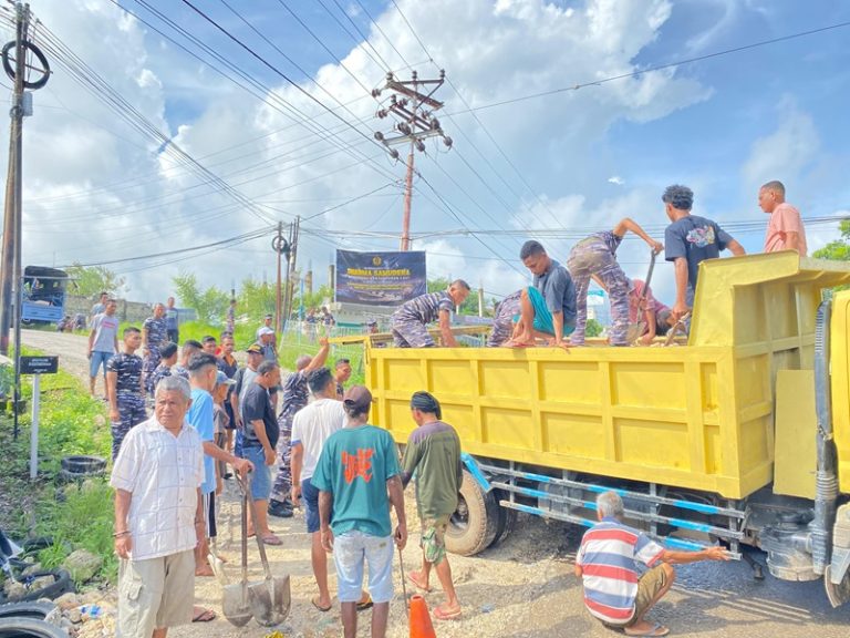 Jelang Hari Jadi ke-27, Lanudal Kupang Bersama Masyarakat Perbaiki Jalan Desa Penfui Timur