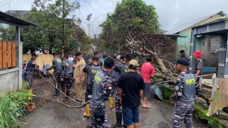 Prajurit Lanudal Manado Gerak Cepat Bantu Bersihkan Rumah Warga Tertimpa Pohon Tumbang