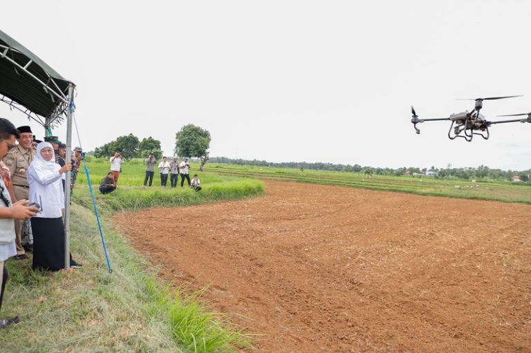 Operasikan Drone Penanam Kedelai di Bangkalan, Gubernur Khofifah: Ini Harapan Baru di Sektor Pertanian