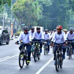 Peringati HDS 2024, Komandan Puspenerbal Ikuti Funbike dan Baksos Bersama Pangkotama Wilayah Surabaya