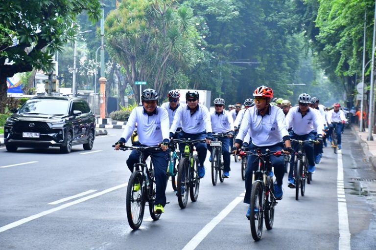 Peringati HDS 2024, Komandan Puspenerbal Ikuti Funbike dan Baksos Bersama Pangkotama Wilayah Surabaya
