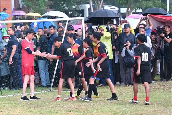 Presiden Jokowi Main Bola Bareng Warga Sleman