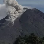 Merapi luncurkan awan panas