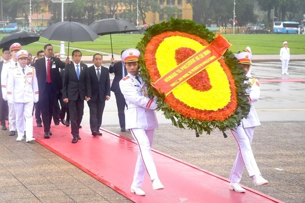 Presiden Jokowi Kunjungi Monumen Pahlawan dan Mausoleum Ho Chi Minh di Hanoi