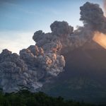 Merapi luncurkan awan panas