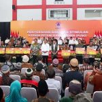 Serahkan Bantuan Gagal Panen di Grobogan, Presiden Jokowi Harap Petani Segera Tanam Padi.