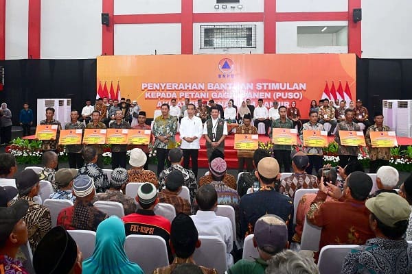 Serahkan Bantuan Gagal Panen di Grobogan