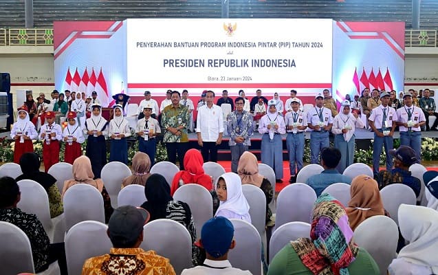 Serahkan Bantuan Program Indonesia Pintar