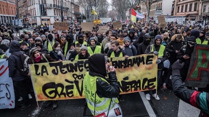 Demo Rompi Kuning Prancis