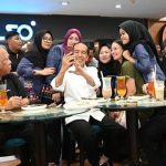 Presiden Jokowi Ngopi di Malioboro, Warga Rebutan Selfie